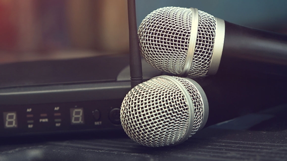 Nên lựa chọn micro có dây hay không dây cho gia đình đam mê ca hát?