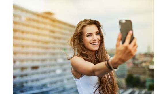 Selfie Là Gì? 10 Mẹo Chụp Ảnh Selfie Đẹp Từ Các Vlogger