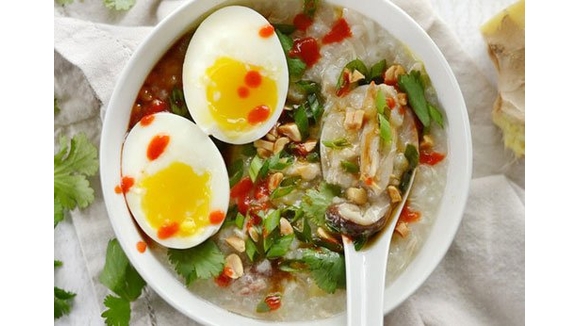 Làm cháo gà nấm bằng nồi cơm điện