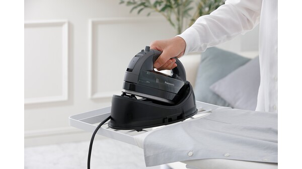 Bàn ủi hơi nước Panasonic NI-WL55KRA