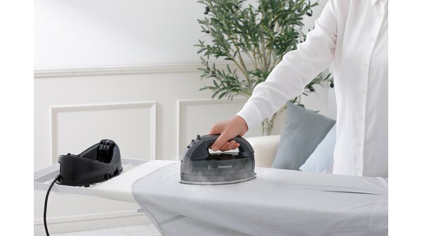 Bàn ủi hơi nước Panasonic NI-WL55KRA