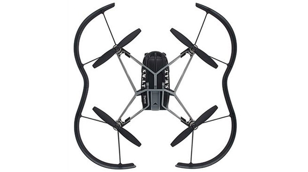 Prrrot Airborne Night Drone Swat có trang bị camera mini tiện lơi