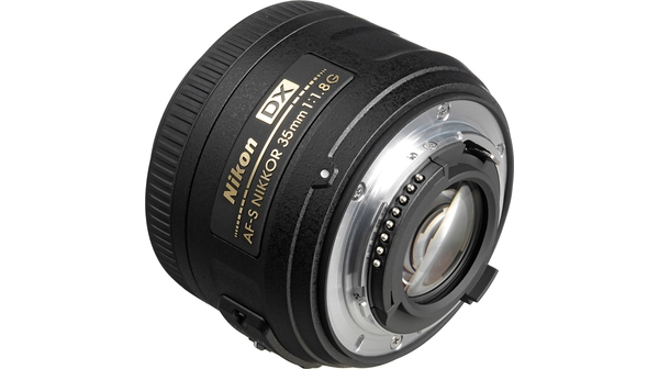 Ống kính Nikon AF-S DX 35/1.8G che mwof hậu cảnh
