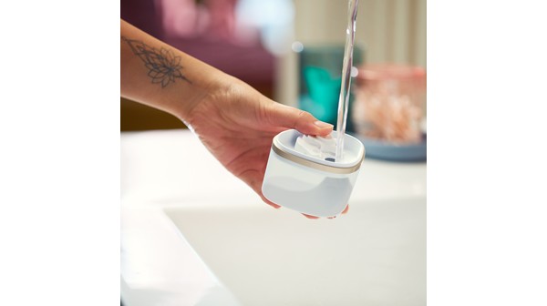 Bàn ủi hơi nước cầm tay Philips STH3020/10 khay chứa nước