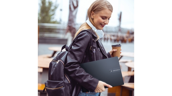 Laptop Asus Vivobook Pro M3401QA-KM040T R7-5800H di chuyển dễ dàng