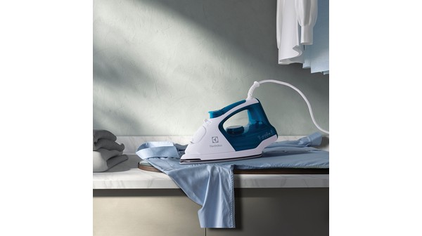 Bàn ủi hơi nước Electrolux ESI5126 tổng quan